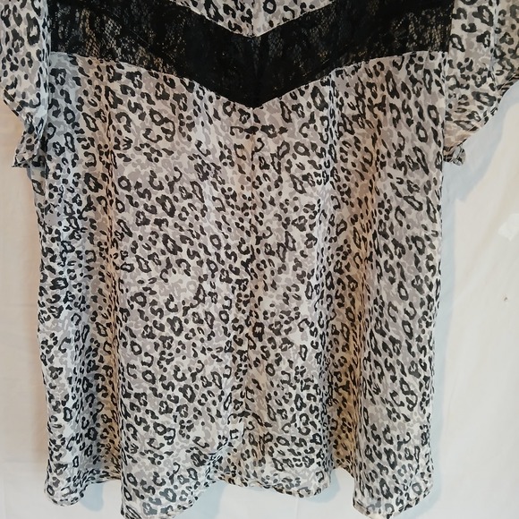 Maurice's Women's Size Large Top Black And White Pattern With Lace Accent - Picture 3 of 7